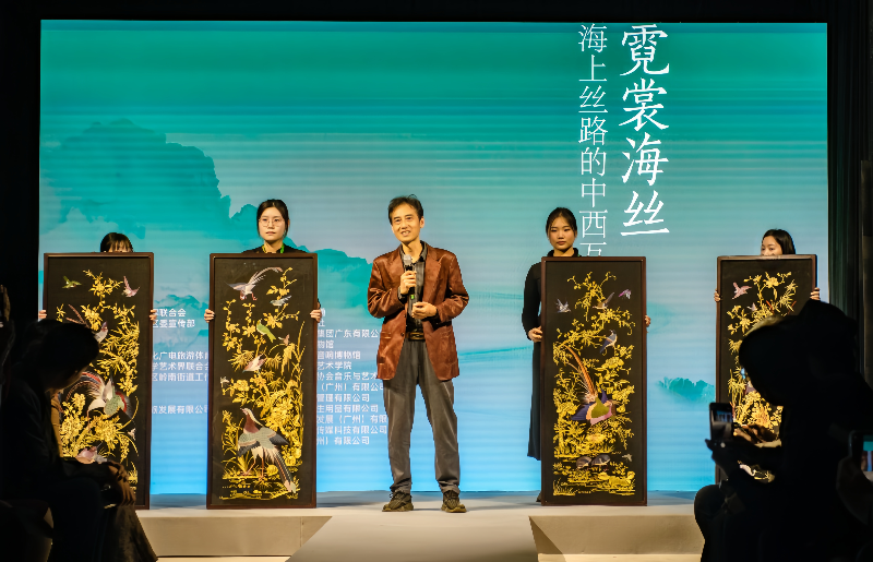 圖：十三行博物館榮譽(yù)館長(zhǎng)王恒先生介紹清代廣州外銷(xiāo)品與海上絲綢之路的淵源.jpg