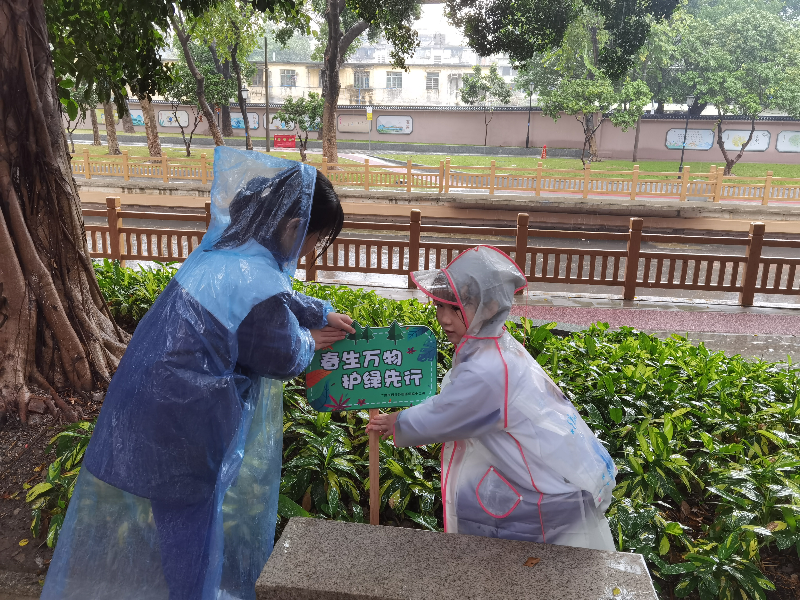 彩虹街道開展“‘童’心護(hù)綠 綠美荔灣”，紅棉老兵發(fā)動(dòng)少先隊(duì)員參與植樹活動(dòng).jpg