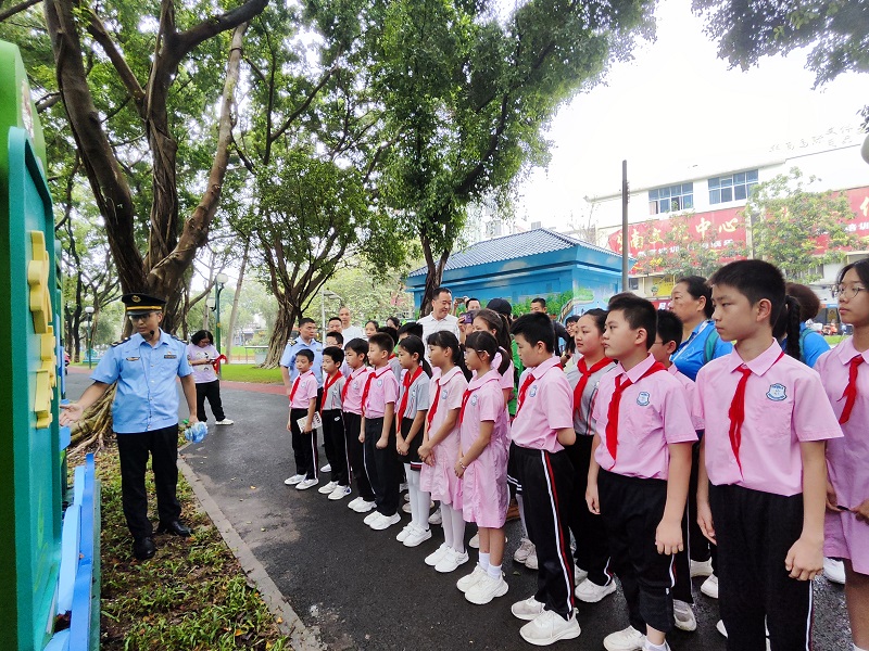 4廣州市生態(tài)環(huán)境局荔灣分局執(zhí)法一科先進(jìn)個(gè)人講解水資源保護(hù)相關(guān)知識(shí).jpg