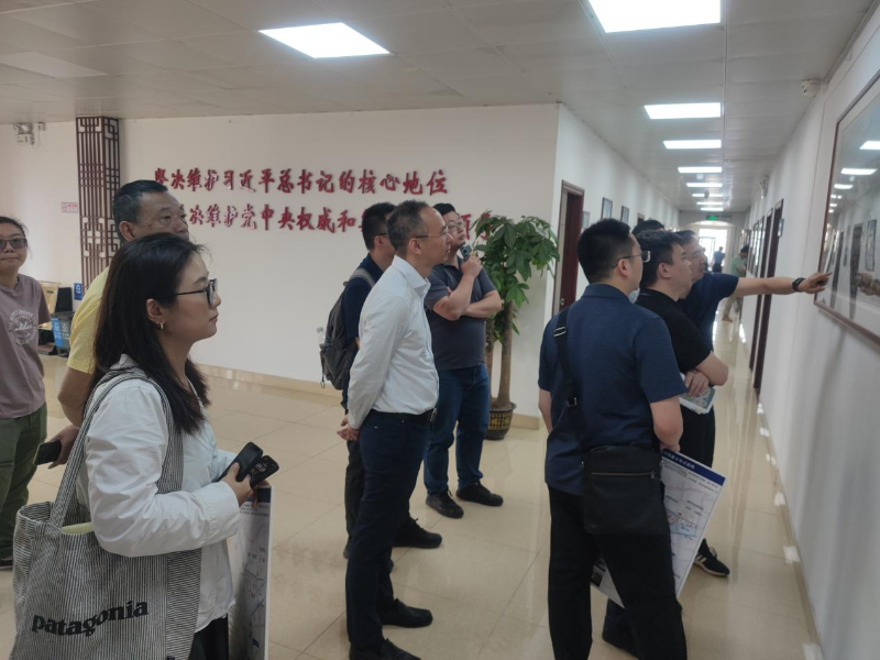 5月15日上午，廣州市規(guī)劃和自然資源局調(diào)研組到花地街轄內(nèi)進行現(xiàn)場調(diào)研，花地街道相關(guān)科室負責人及相關(guān)工作人員陪同A.png