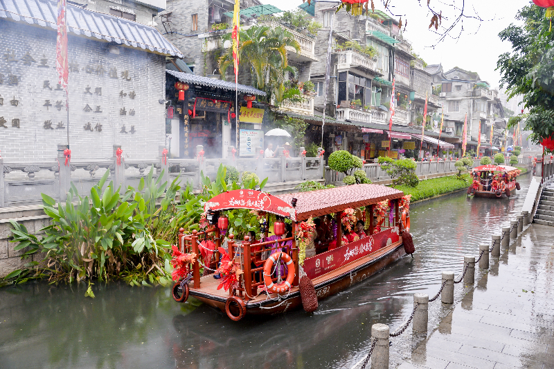 圖：新人們體驗(yàn)傳統(tǒng)“喜船”，漫游荔枝灣。.jpg
