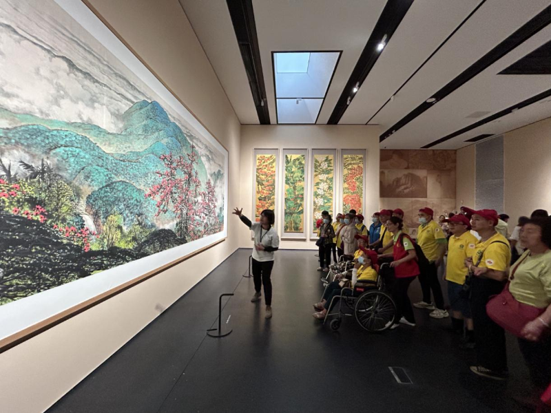 5月24日，花地街道殘疾人聯(lián)合會聯(lián)合街道公衛(wèi)委、雙百工程社工站、廣青啟智康樂營分隊，以5月全國助殘日為契機，開展主題為“領(lǐng)略鵝潭新韻&middot;共建幸?；ǖ亍钡陌座Z潭大灣區(qū)藝術(shù)中心參觀活動D.png