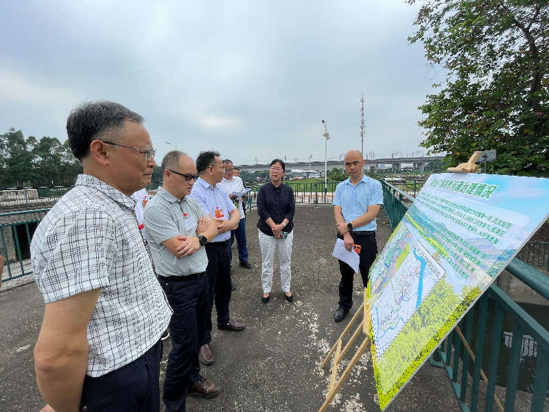 2024年5月30日，區(qū)人大代表專(zhuān)題調(diào)研我區(qū)跨界河涌治理工作，圖為調(diào)研組實(shí)地調(diào)研牛肚灣涌水環(huán)境治理情況.jpg