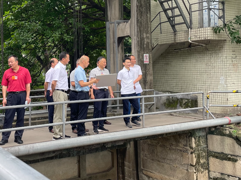 2024年5月30日，區(qū)人大代表專(zhuān)題調(diào)研我區(qū)跨界河涌治理工作，圖為調(diào)研組實(shí)地調(diào)研五眼橋涌水環(huán)境治理情況.jpg