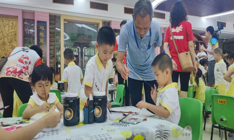 （圖：軍休干部耐心指導(dǎo)孩子們作畫）  2.png