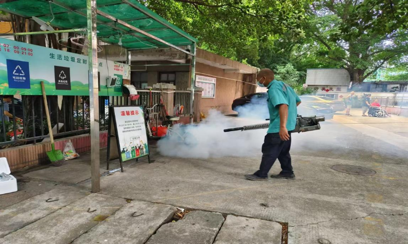 （圖：對(duì)軍休大樓周邊進(jìn)行蚊蟲消殺）.png