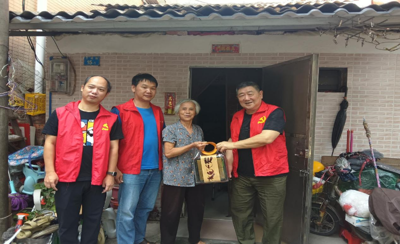 （圖：為困難群眾送上節(jié)日慰問）.png