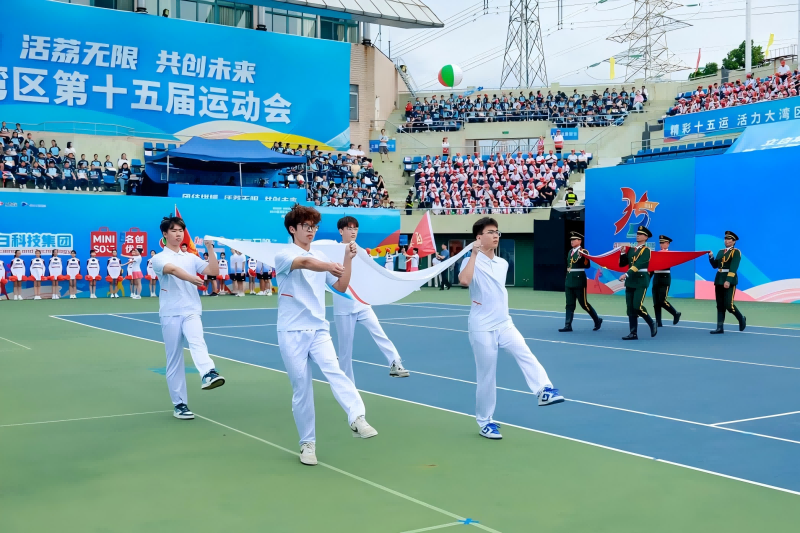 志愿者護(hù)送會(huì)旗入場(chǎng).png