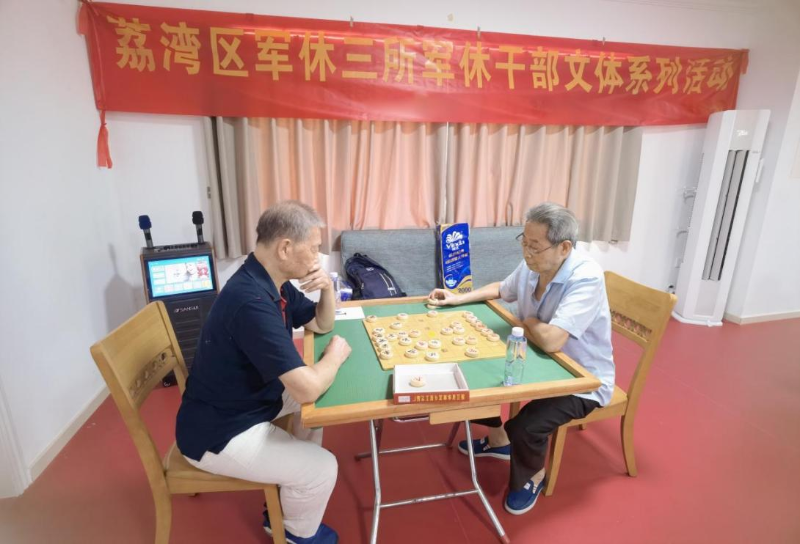 圖：軍休干部聚精會(huì)神進(jìn)行象棋比賽.png
