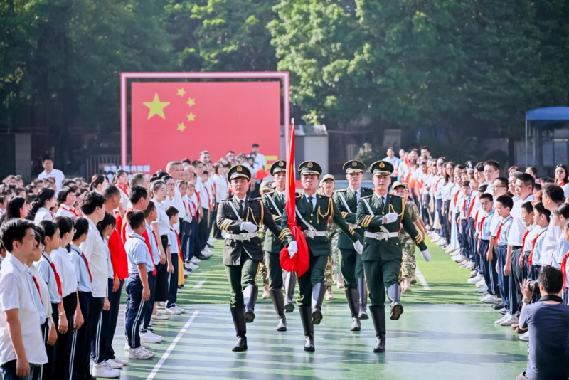 中南街：舉行慶祝中華人民共和國成立75周年社區(qū)升旗儀式（組圖1）.png