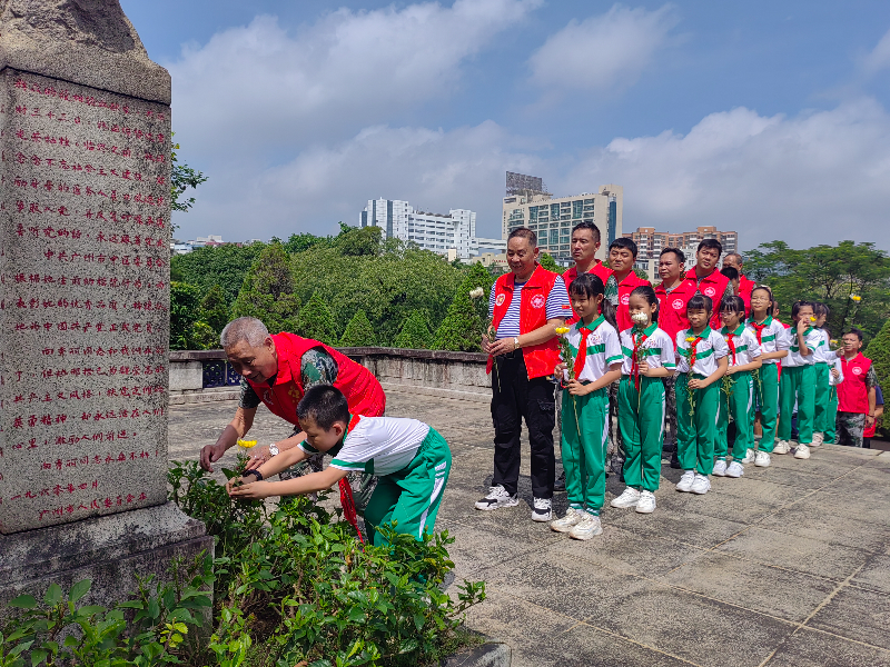逢源街道紅棉老兵及少先隊員敬獻鮮花.jpg