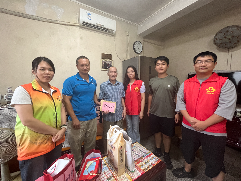 白鶴洞街道向烈士遺屬送上慰問品及慰問金.jpg