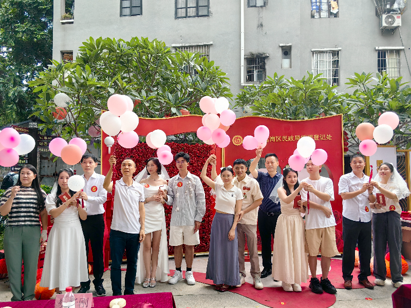 圖：新人放飛彩色氣球為祖國送祝福.jpg
