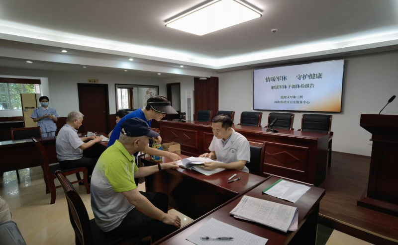 圖：社區(qū)醫(yī)生向軍休干部解讀體檢報(bào)告.png