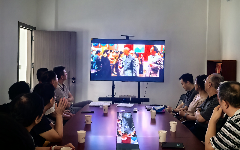 （圖：組織軍休干部集中觀看《建國(guó)大業(yè)》愛國(guó)影片）.png