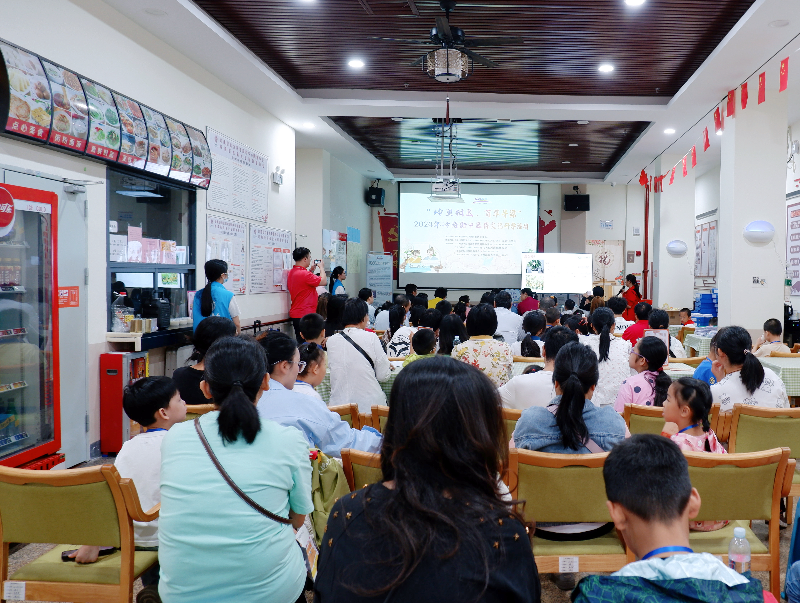 圖：未成年人家庭走進(jìn)科普課堂，共同學(xué)習(xí)中草藥種植知識.jpg