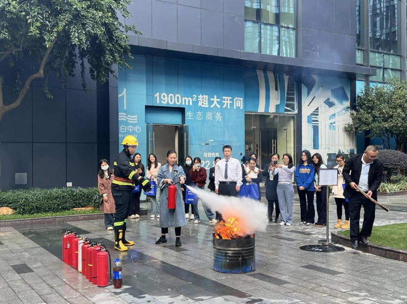 11月22日下午，花地街道辦事處、花地派出所、消防救援大隊(duì)、水上消防救援站、荔灣中心醫(yī)院聯(lián)合立白凱晟安委會(huì)、富凱實(shí)業(yè)、展?jié)晌飿I(yè)等企業(yè)在立白中心中庭廣場(chǎng)舉辦2024年度消防宣傳月以及消防疏散演練活動(dòng)，花地街道黨工委書記甘偉俊、綜合行政執(zhí)法隊(duì)隊(duì)長(zhǎng)陳金應(yīng)參加本次活動(dòng)C.png