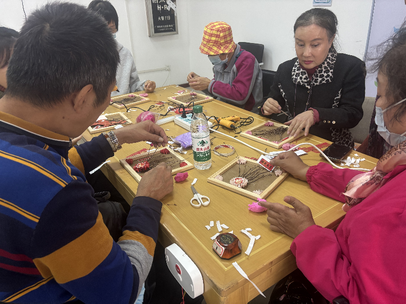 老人家們認真制作冬至小掛畫.png