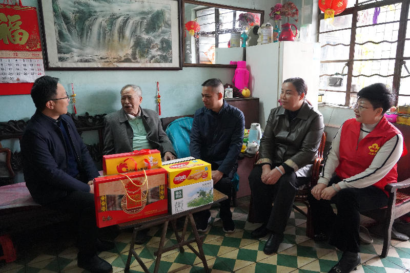 12.25楊勇二級(jí)調(diào)研員看望龍津鄧創(chuàng)開 (3).jpg