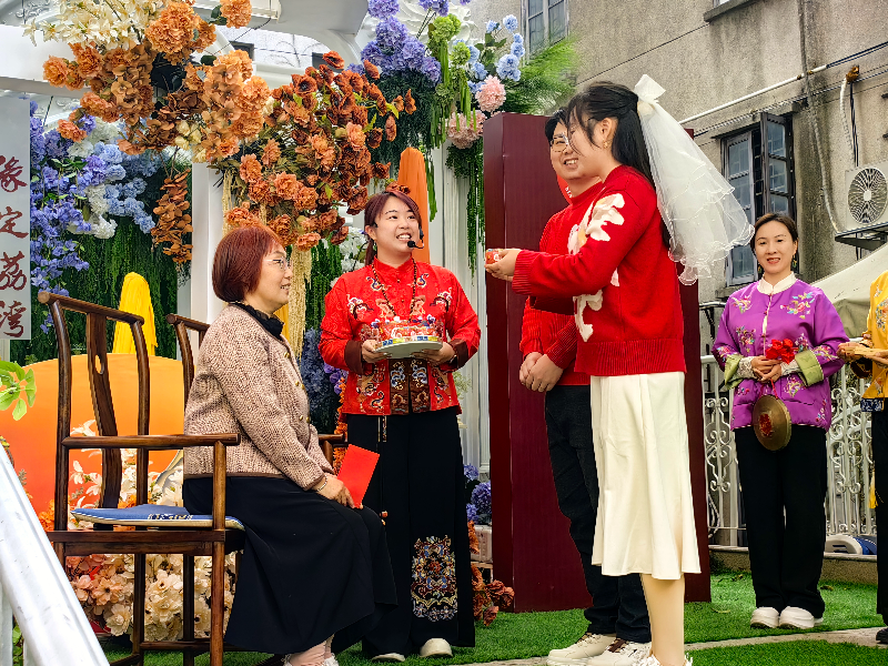 圖：新人體驗(yàn)廣府婚禮傳統(tǒng)儀式.jpg