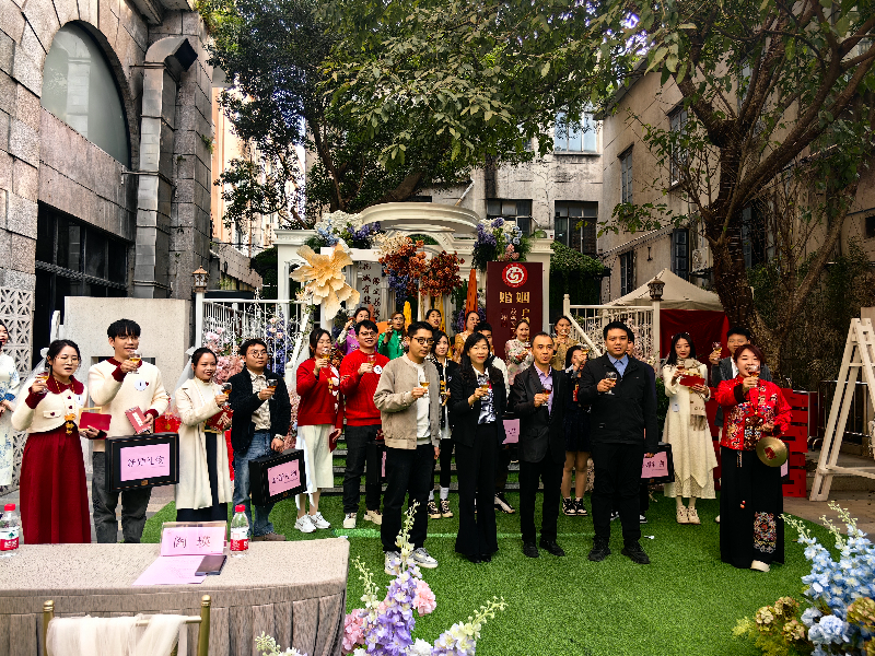 圖：新人和與會(huì)嘉賓舉杯同慶喜迎新年.jpg