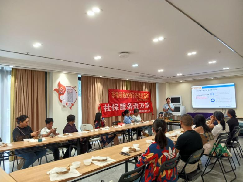 圖：進社區(qū) 為群眾答疑解惑.png