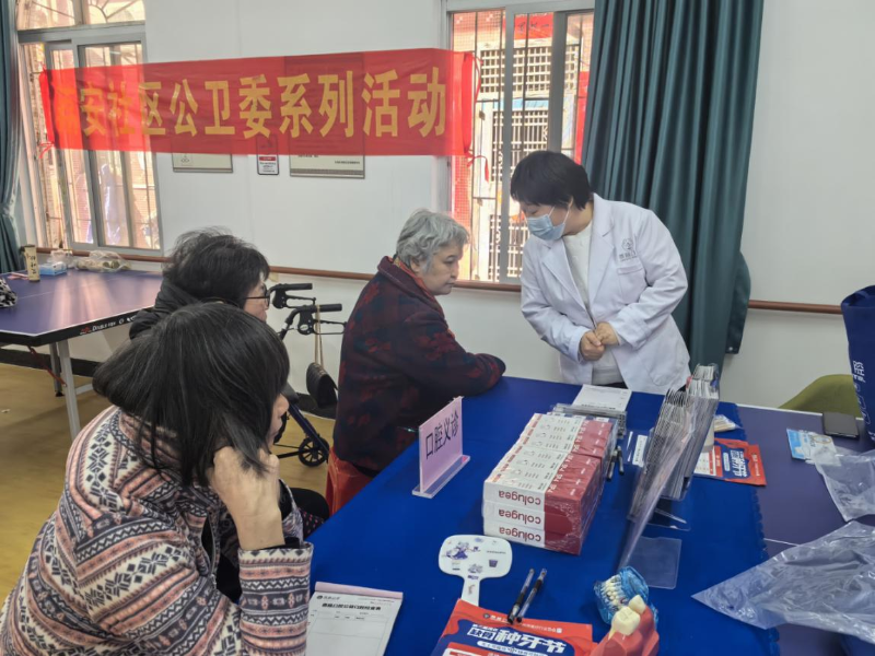 活動(dòng)現(xiàn)場(chǎng)社衛(wèi)醫(yī)生為居民提供健康指導(dǎo)和建議.png