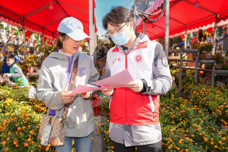 區(qū)市場(chǎng)監(jiān)管局團(tuán)委青年志愿者派發(fā)出“年花回收”倡議書 (2).jpg