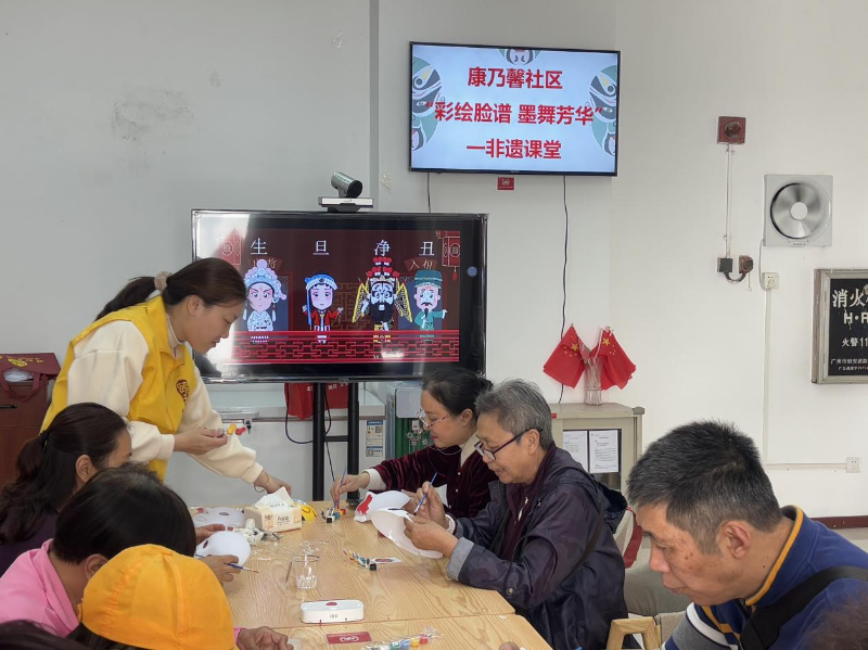 授課老師向長者介紹中國傳統(tǒng)戲曲臉譜的起源、發(fā)展、分類及寓意等基本知識.png
