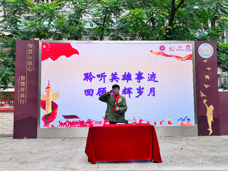 梁炳麟在學(xué)校進(jìn)行紅色宣講.jpg
