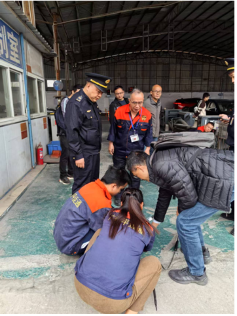 圖：市生態(tài)環(huán)境局荔灣分局執(zhí)法人員現(xiàn)場檢查機動車排放檢測機構(gòu).png