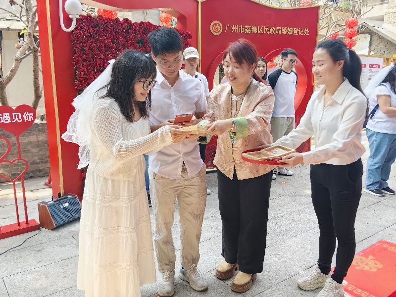 圖：大妗姐為新人頒發(fā)婚書及“金豬牌”.jpg