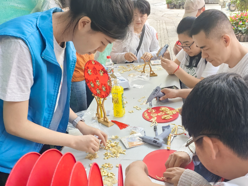 圖：新人參與非遺團(tuán)扇制作.jpg