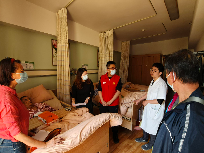 （圖：工作人員與主治醫(yī)師了解鄭叔病情）.jpg