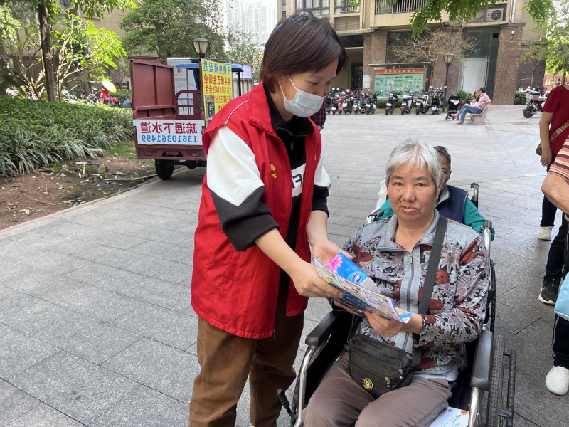 志愿者向居民派發(fā)宣傳單張與小禮物.png