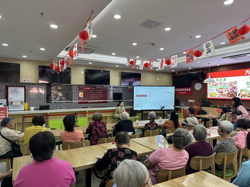 圖：南源街社區(qū)衛(wèi)生服務(wù)中心薛玲醫(yī)生開展大腸癌篩查.jpg