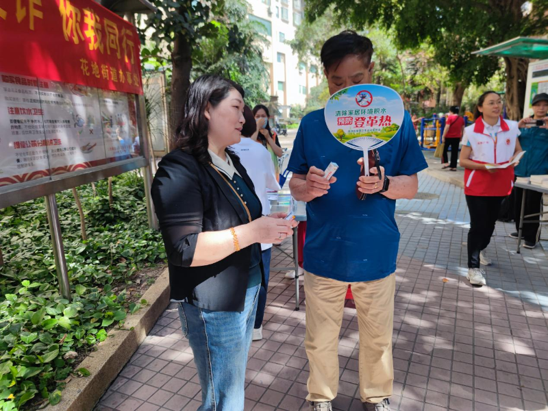4月15日上午，花地街道花地城社區(qū)公共衛(wèi)生委員會(huì)在轄區(qū)開展“共筑藍(lán)天碧水”宜居環(huán)境暨預(yù)防登革熱宣傳活動(dòng)，活動(dòng)旨在提高居民的環(huán)保意識(shí)和疾病防控能力。C.png