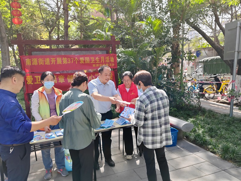 圖：周隊長向居民派發(fā)宣傳小冊子.jpg