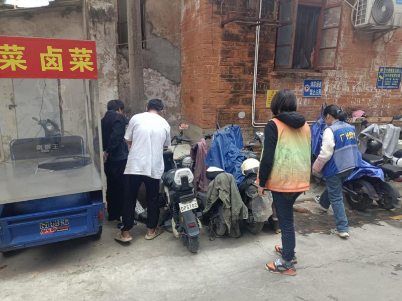 (圖：網格長與網格員查看下水管道堵塞情況）.png