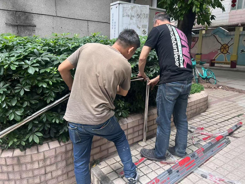（圖：維修師傅正在安裝扶手）.png