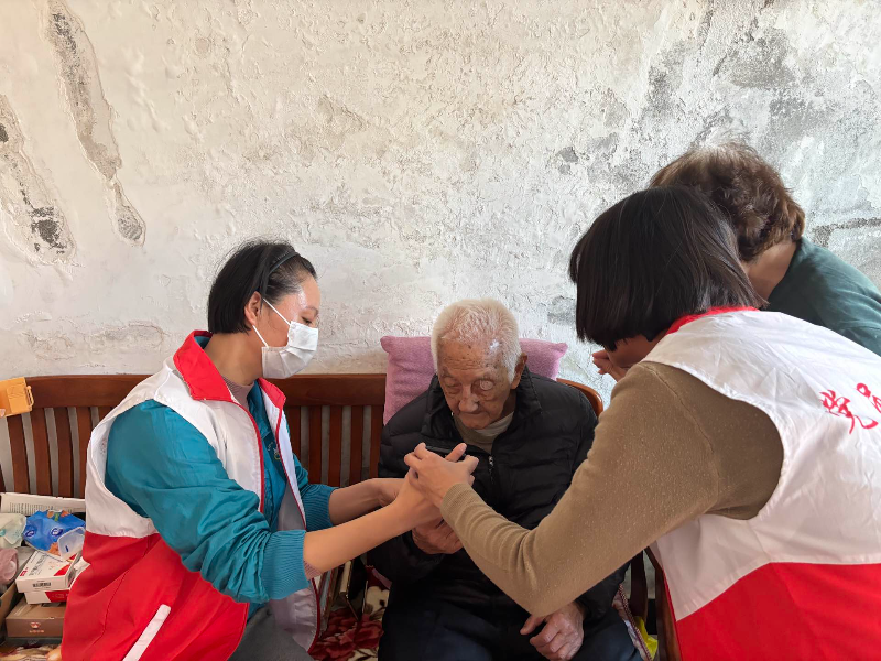 圖：志愿者為長者進(jìn)行人臉識別認(rèn)證.jpg