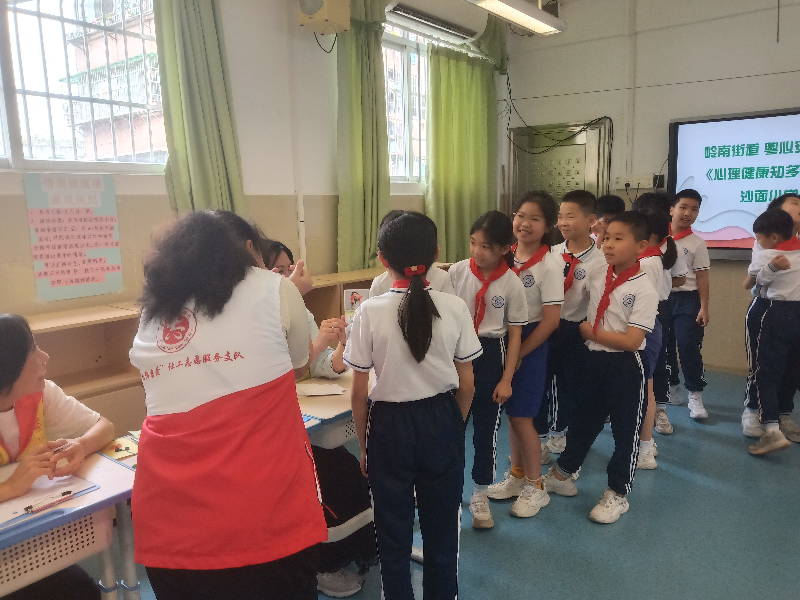 圖：嶺南街“紅棉惠愛”社工志愿服務(wù)分隊隊員協(xié)助情緒動作表現(xiàn).jpg