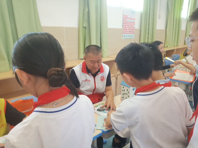 圖：小樹洞信箱互動攤位鼓勵同學(xué)們參與投遞表達(dá)心情.jpg