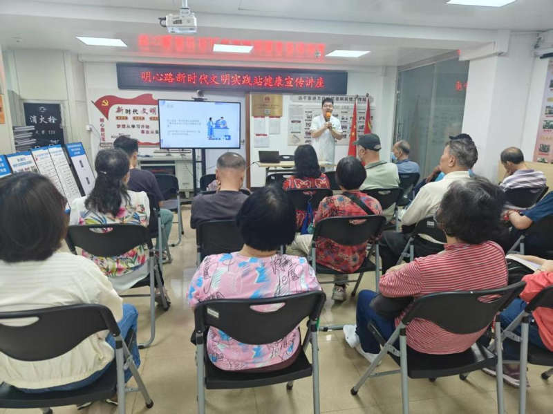 4月17日上午，花地街道明心路社區(qū)公衛(wèi)委組織開展了一場別開生面的健康講座。活動邀請到腦科醫(yī)院心內(nèi)科的資深醫(yī)生鄧意博士為社區(qū)居民詳細闡述了冠心病的成因、診斷與治療、預防與日常保健等關(guān)鍵知識，旨在提高居民對這一常見心臟病的認識和重視程度。.png