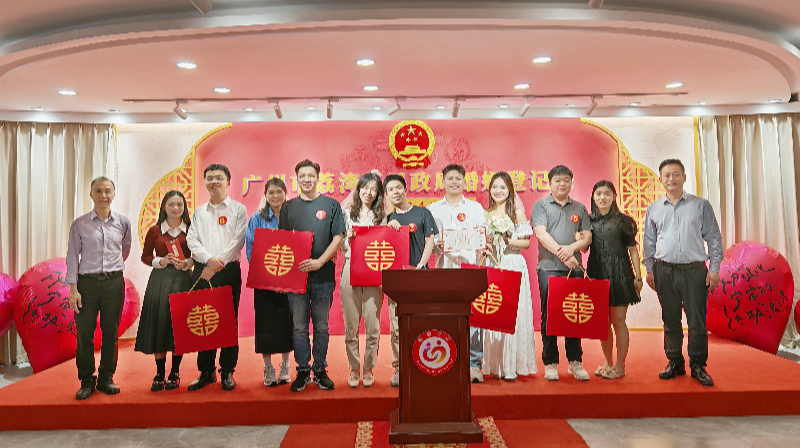 區(qū)民政局：舉辦集體頒證活動，用儀式感助力新人“持證上崗”（組圖）