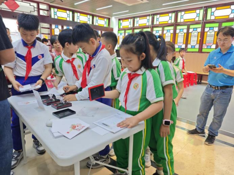 孩子們參與蓋章活動(dòng)樂在其中.png