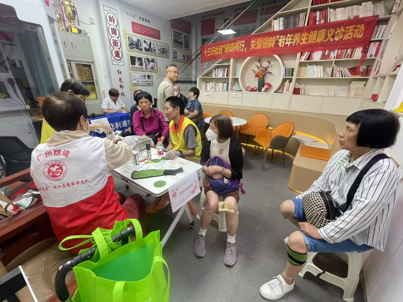 圖三：居民體驗免費(fèi)艾灸.jpg