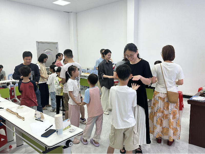 近日，廣州市婦聯(lián)、花地街道公共衛(wèi)生委員會、花地街道婦聯(lián)、花地街道未成年人保護工作站、花地街“雙百工程”社工站、芳村小學實驗學校、中市社區(qū)居委會、花地街道“紅棉惠愛”社工志愿服務分隊、廣州攸佳寧咨詢心理咨詢工作室共同開展“挫折挑戰(zhàn)消防站”親子團輔活動A.png