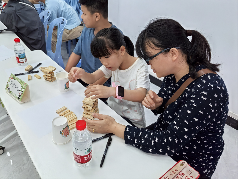 近日，廣州市婦聯(lián)、花地街道公共衛(wèi)生委員會、花地街道婦聯(lián)、花地街道未成年人保護工作站、花地街“雙百工程”社工站、芳村小學實驗學校、中市社區(qū)居委會、花地街道“紅棉惠愛”社工志愿服務分隊、廣州攸佳寧咨詢心理咨詢工作室共同開展“挫折挑戰(zhàn)消防站”親子團輔活動B.png