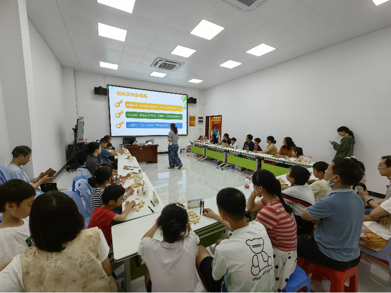 近日，廣州市婦聯(lián)、花地街道公共衛(wèi)生委員會、花地街道婦聯(lián)、花地街道未成年人保護工作站、花地街“雙百工程”社工站、芳村小學實驗學校、中市社區(qū)居委會、花地街道“紅棉惠愛”社工志愿服務分隊、廣州攸佳寧咨詢心理咨詢工作室共同開展“挫折挑戰(zhàn)消防站”親子團輔活動C.png